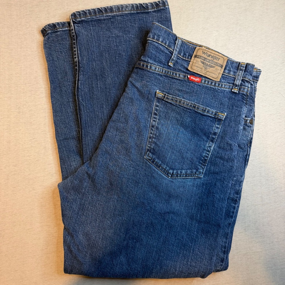 Wrangler Premium Quality Relaxed Fit Blue Jeans Mens 40x30 Medium Wash Stretch